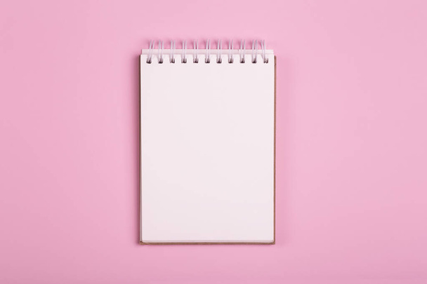 Prázdný poznámkový blok nebo zápisník na růžovém pozadí. Prostor pro nápisy a poznámky - Fotografie, Obrázek