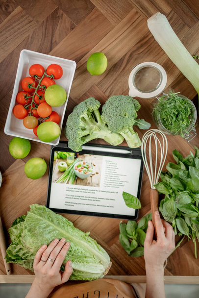 Recipe of healthy salad on digital tablet  - Foto, Imagen