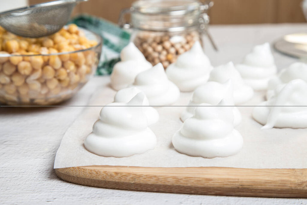 Detailní záběr domácích marshmallows z Aquafaby. - Fotografie, Obrázek