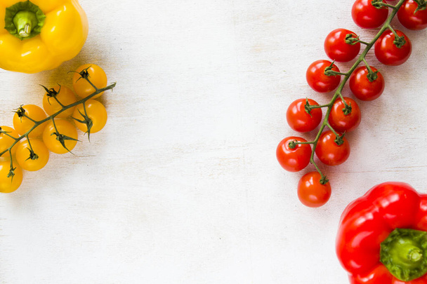 Paprika in allen Farben, grüne Paprika und Kirschtomaten, buntes Gemüse Hintergrund, rohe Zutaten - Foto, Bild