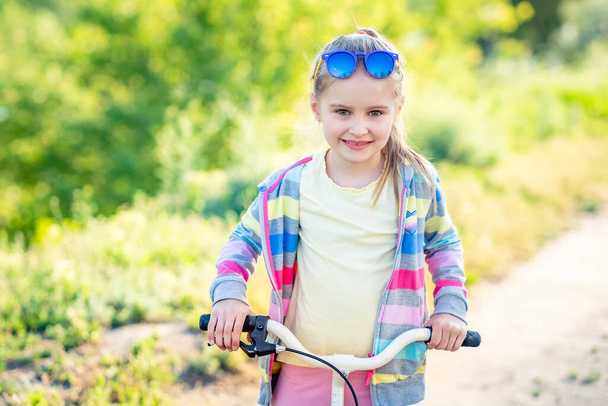 Little girl with bicycle - Zdjęcie, obraz