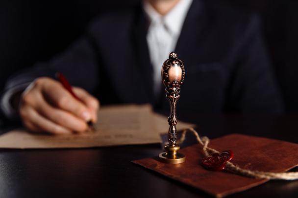 Homme signant un testament et un document testamentaire dans une charge publique de notaire - Photo, image