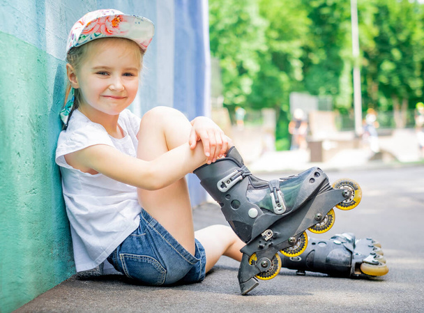 girl on roller skates - Фото, изображение