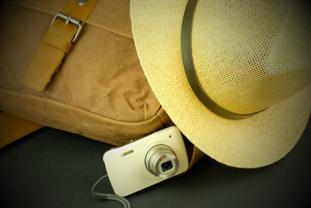 Seyahat çantası, kamera ve Panama şapkası bir sonraki maceraya hazır. - Fotoğraf, Görsel