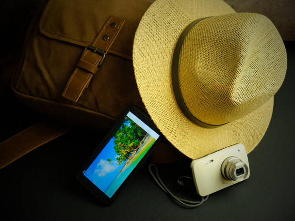 Seyahat çantası, kamera, seyahat haritası ve Panama şapkası bir sonraki maceraya hazır. - Fotoğraf, Görsel