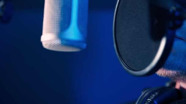 Muž Rap Singer zpívá Hip Hop v mikrofonu. Creation Song in Recording Studio - Záběry, video