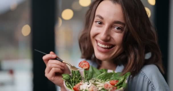 Видеопортрет женщины с салатом - Кадры, видео