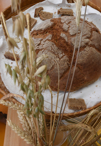 hnědý chléb nebo pšeničný chléb z celozrnné mouky - Fotografie, Obrázek