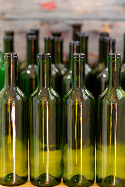 Порожні пляшки кольорів на передньому плані та алкоголь для прикраси
 - Фото, зображення