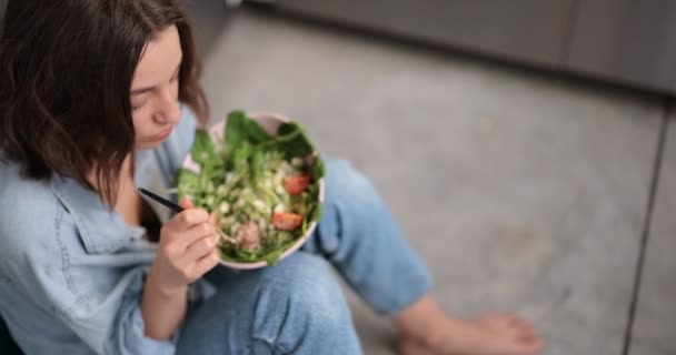 Mujer con comida verde saludable en la cocina - Imágenes, Vídeo