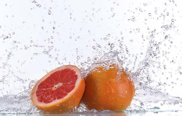 Grapefruit mit Wasserspritzer - Foto, Bild