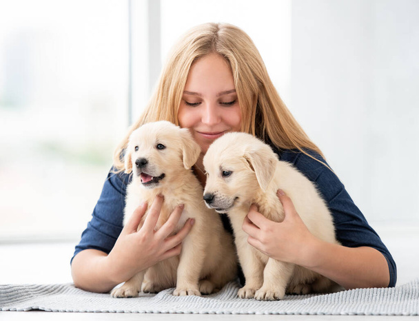 Cute girl hugging lovely puppies - Foto, Bild