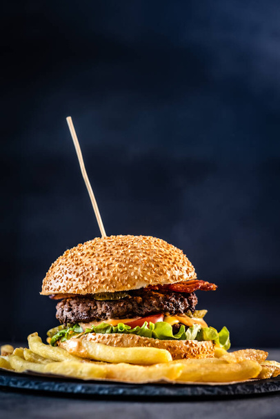 Juicy burger with french fries - Foto, Bild