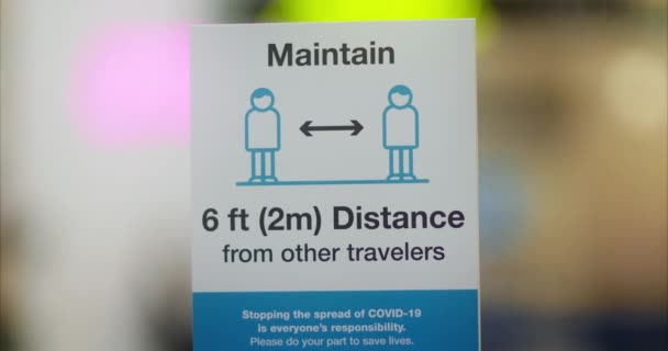 Distância social sinal terminal do aeroporto lembrando para manter 6 pés de distância social - Filmagem, Vídeo