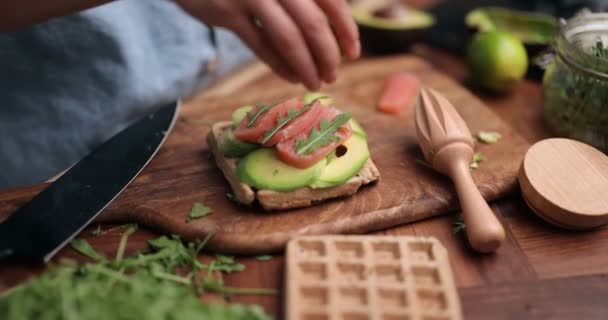 Frau macht gesundes grünes Frühstück - Filmmaterial, Video