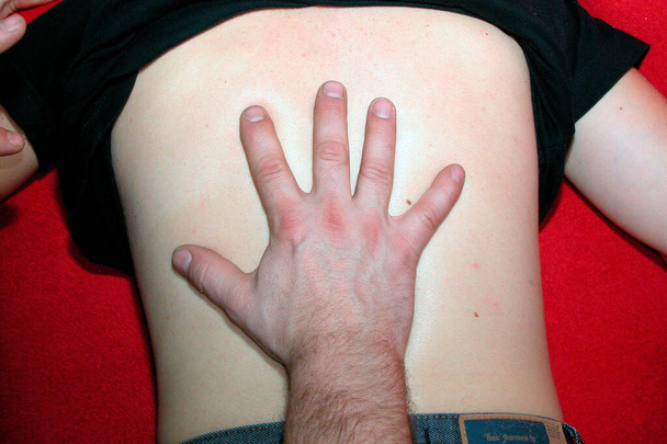 terapeuta massageando de volta do paciente, procedimento de saúde e bem-estar - Foto, Imagem