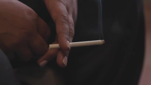 Közelről egy ötven éves nő, aki cigarettázik. Készletfelvétel. Kezek idős nő fehér manikűr kezében dohányzás cigaretta, koncepció a fáradtság. - Felvétel, videó