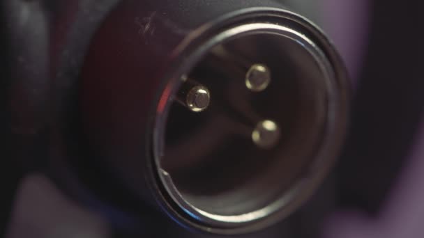 Közelkép a mikrofon trs csatlakozó elmosódott lila háttér. Felvétel. A hangszerfelszerelés részletei a stúdióban. - Felvétel, videó