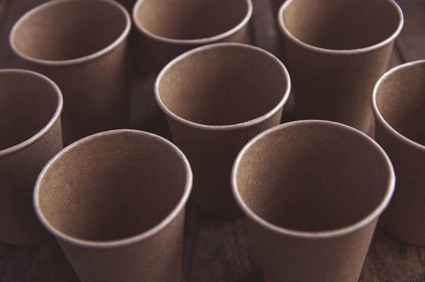 экологические крафт бумажные чашки для кофе и чая темно-коричневый на столе - Фото, изображение