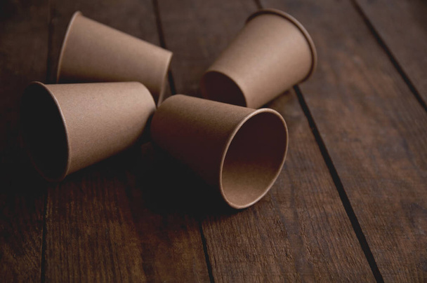 ecological kraft paper cups for coffee and tea dark brown on the table - Foto, Bild