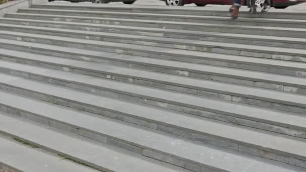 gyönyörű esztétikai pár fut fel a lépcsőn, hogy a kávézó esős időben - Felvétel, videó