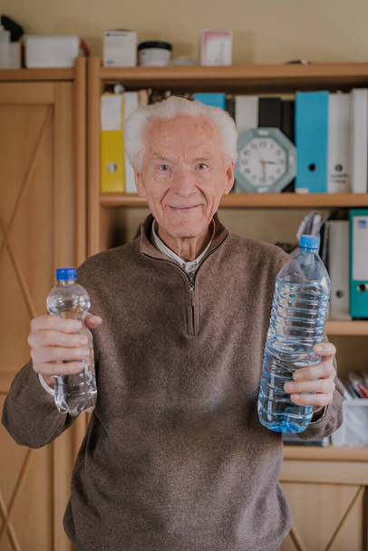 Botellas de agua de retención senior positivas - Foto, imagen