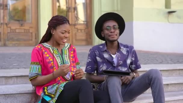 若いアフリカのカップルは音楽を聴くことに興奮し - 映像、動画