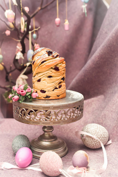 Traditionele cupcake Paastaart kraffine craffin met rozijnen op donker paarse achtergrond. zelfgemaakte cake Cruffin met gedroogd fruit. Pasen decoratietafel. Pasen woestijnfeest. Lagen van de taart  - Foto, afbeelding