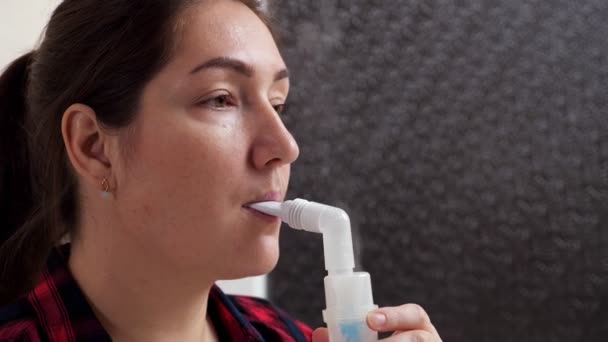 Κοντινό πλάνο γυναίκας που εισπνέει ατμό χρησιμοποιώντας νεφελοποιητή στοματικού σωλήνα - Πλάνα, βίντεο