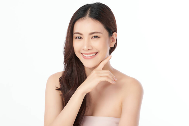 Hermosa mujer asiática joven con piel limpia y fresca sobre fondo blanco, Cuidado de la cara, Tratamiento facial, Cosmetología, belleza y spa, Retrato de mujeres asiáticas - Foto, imagen