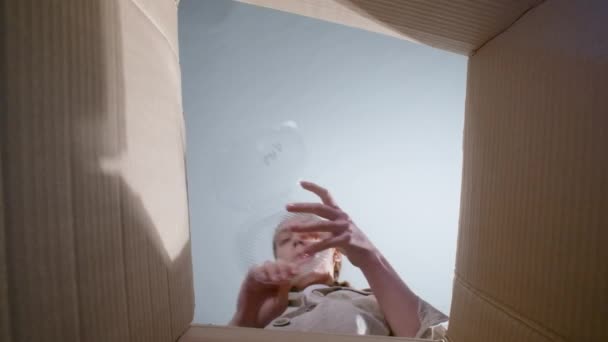 Vídeo de mujer lanzando contenedor de plástico, vista inferior - Imágenes, Vídeo