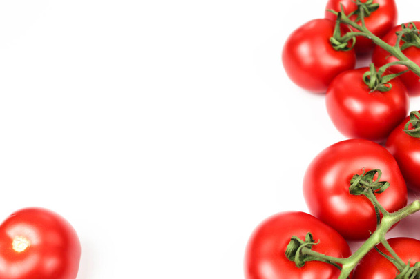 punaiset tomaatit valkoisella pohjalla - Valokuva, kuva