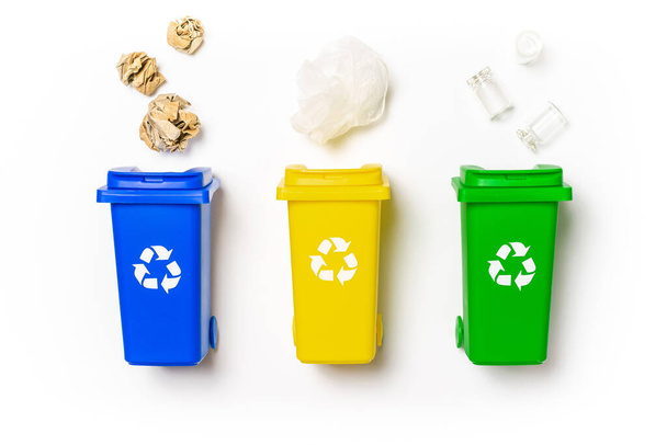 Spazzatura di plastica. Pattumiera gialla, verde, blu per riciclare plastica, carta e vetro può cestino isolato su sfondo bianco. Contenitore per lo smaltimento dei rifiuti di immondizia e salvare l'ambiente - Foto, immagini
