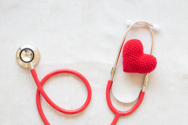 Červené srdce a stetoskop na bílém izolovaném pozadí, kopírovat prostor. Koncepce pro srdeční zdraví, kardiologii, plán pojištění, dárcovství orgánů, den lékaře, světový den srdce, puls a hypertenzní onemocnění. - Fotografie, Obrázek