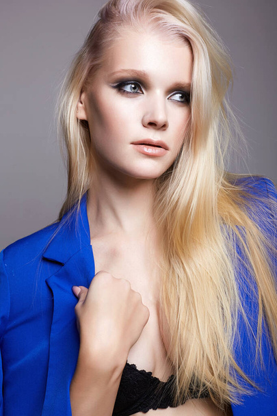 Μοντέρνο όμορφο ξανθό κορίτσι με μακριά μαλλιά. ομορφιά μόδας επιχειρήσεων σέξι γυναίκα με μακιγιάζ - Φωτογραφία, εικόνα