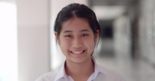 Roztomilý asijské studentka teen dívka v bílé uniformě se šťastně usmívá. - Záběry, video