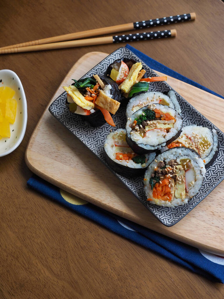 Koreai hagyományos étel kimbap, főzés - Fotó, kép