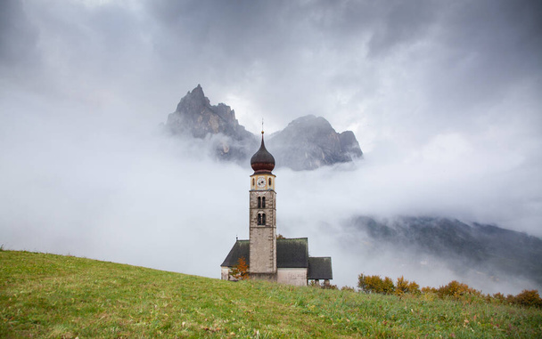 kostel San Valentino v mlhavé pozdní podzimní den, Siusi allo Sciliar, Castelrotto, Dolomity, Itálie - Fotografie, Obrázek