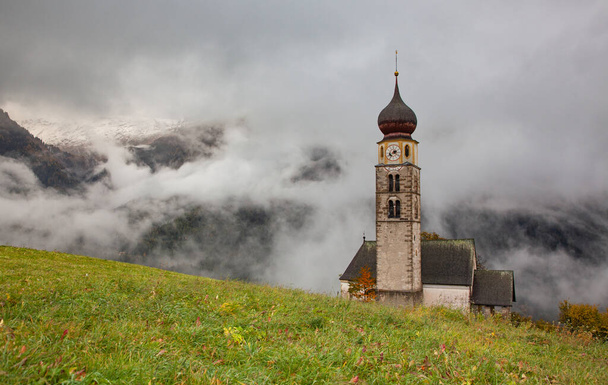 霧のような晩秋の日にサンバレンティーノ教会, Siusi allo Sciliar, Castelrotto, Dolomites,イタリア - 写真・画像