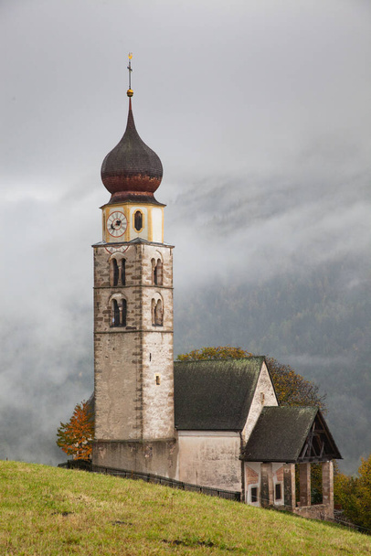 kostel San Valentino v mlhavé pozdní podzimní den, Siusi allo Sciliar, Castelrotto, Dolomity, Itálie - Fotografie, Obrázek