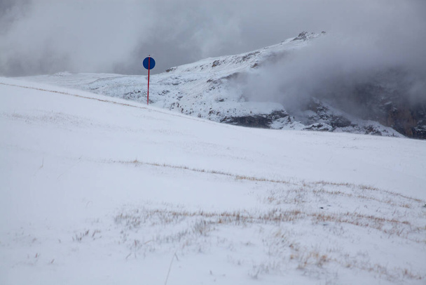 śnieżny wczesnozimowy krajobraz w Alpe di Siusi. Dolomity, Włochy - zimowy wypoczynek  - Zdjęcie, obraz