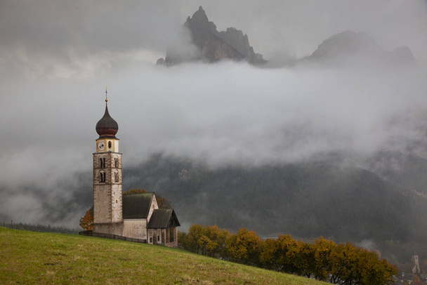 San Valentino Kilisesi, sisli bir sonbahar gününde, Siusi allo Sciliar, Castelrotto, Dolomitler, İtalya - Fotoğraf, Görsel