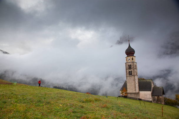 San Valentino church on a foggy late autumn day, Siusi allo Sciliar, Castelrotto, Dolomites, Italy - Фото, изображение