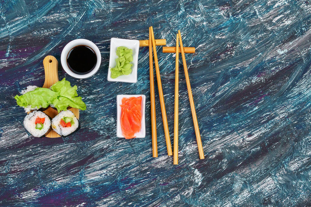 Rolos de sushi vegan com abacate, salada de pepino e tomate fundo preto. Conceito de alimento saudável vegan. - Foto, Imagem