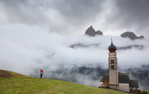 Сан - Валентіно у туманний осінній день, Siusi allo Sciliar, Castelrotto, Dolomites, Italy - Фото, зображення