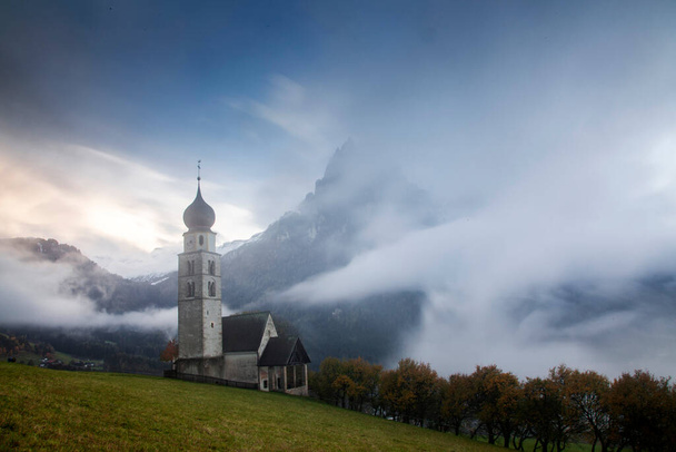 霧のような晩秋の日にサンバレンティーノ教会, Siusi allo Sciliar, Castelrotto, Dolomites,イタリア - 写真・画像