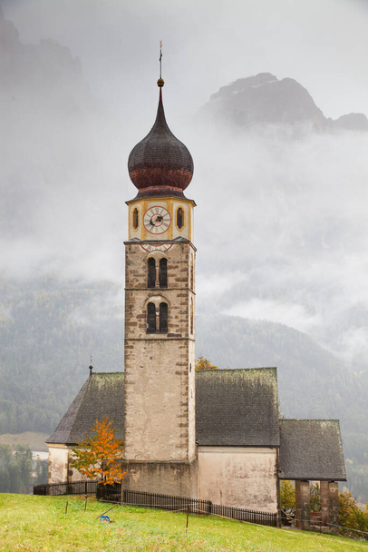 San Valentino Kilisesi, sisli bir sonbahar gününde, Siusi allo Sciliar, Castelrotto, Dolomitler, İtalya - Fotoğraf, Görsel