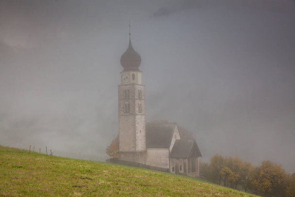 igreja de São Valentino em um dia nebuloso no final do outono, Siusi allo Sciliar, Castelrotto, Dolomites, Itália - Foto, Imagem