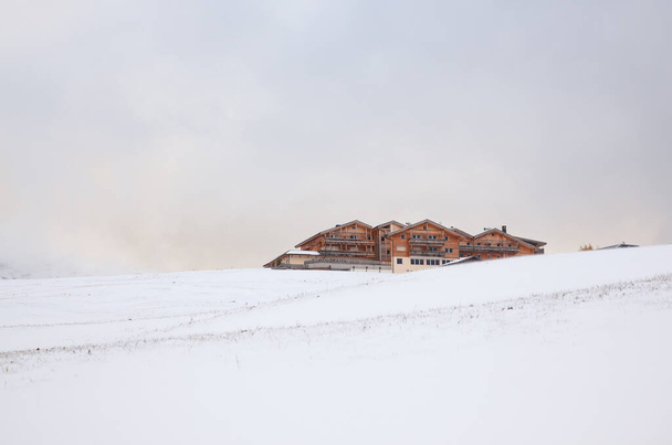 havas kora téli táj Alpe di Siusi. Dolomitok, Olaszország - téli üdülőhelyek  - Fotó, kép