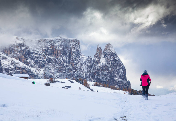 havas kora téli táj Alpe di Siusi. Dolomitok, Olaszország - téli üdülőhelyek  - Fotó, kép